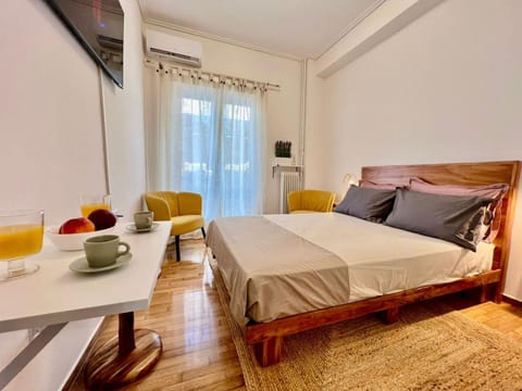 Bed, TV and multimedia, Bedroom