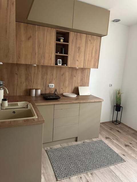 Coffee/tea facilities, Kitchen or kitchenette, stove