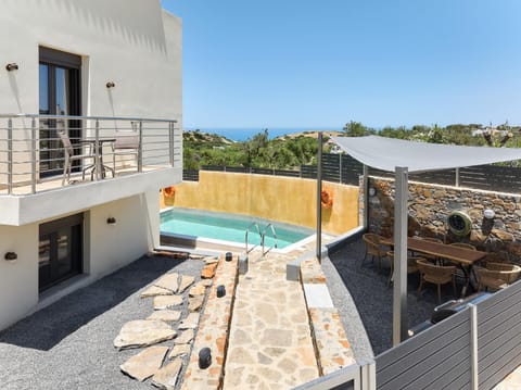 Property building, Balcony/Terrace, Pool view