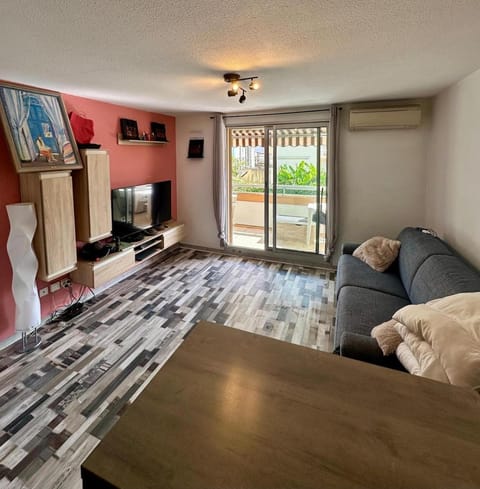 Bed, TV and multimedia, Living room