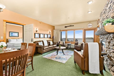 Amazing Lake View King Suite, Kitchen & Pools Apartment in Two Harbors