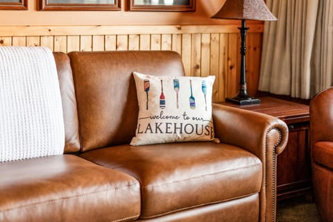 Amazing Lake View King Suite, Kitchen & Pools Apartment in Two Harbors