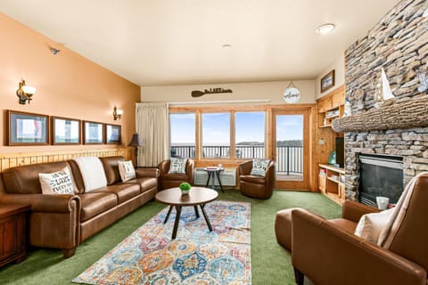 Amazing Lake View King Suite, Kitchen & Pools Apartment in Two Harbors