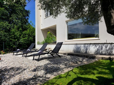 Property building, Garden, Garden view, sunbed