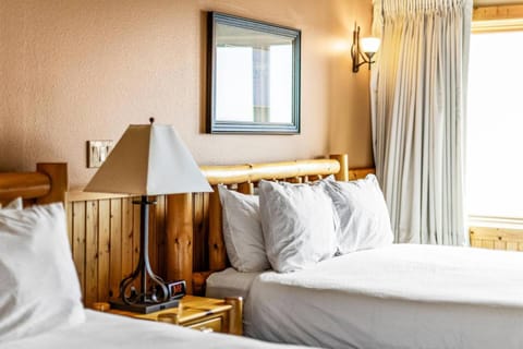 Amazing Lake View 2 Queen Bed Studio & Heated Pools Apartment in Two Harbors