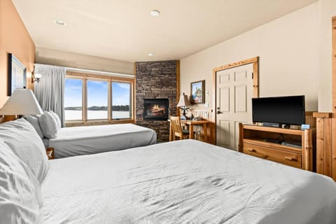 Amazing Lake View 2 Queen Bed Studio & Heated Pools Apartment in Two Harbors