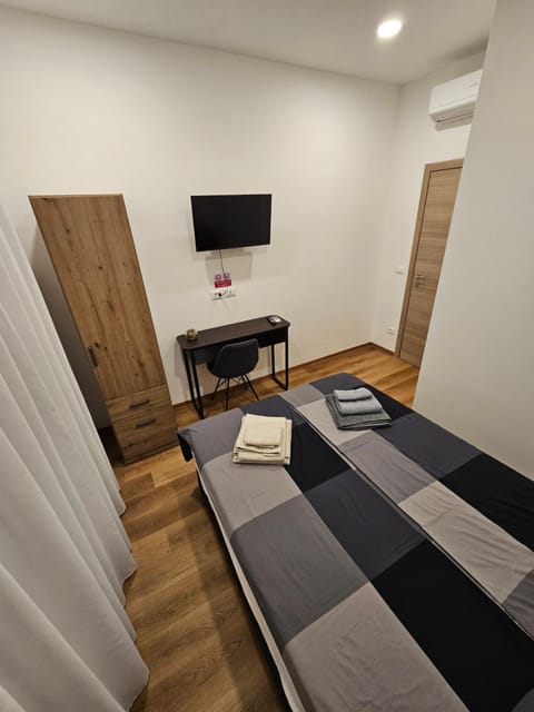 Bed, TV and multimedia, Photo of the whole room, Bedroom, wardrobe