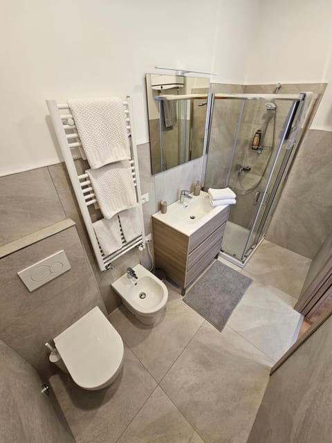 Shower, Toilet, Bathroom, bidet, towels