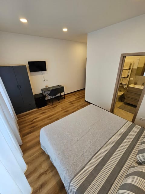 Bed, TV and multimedia, Photo of the whole room, Seating area, Bedroom
