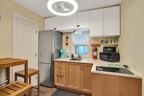 Charming Beachside Studio - Steps to the Beach Apartment in Hollywood Beach