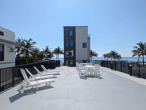 Charming Beachside Studio - Steps to the Beach Apartment in Hollywood Beach