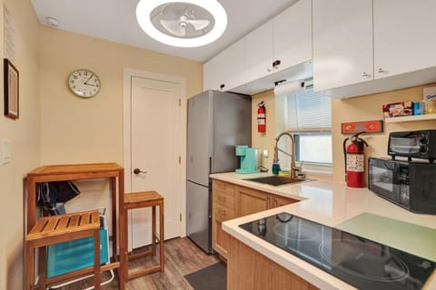 Charming Beachside Studio - Steps to the Beach Apartment in Hollywood Beach