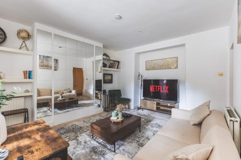 Communal lounge/ TV room, TV and multimedia, Living room, Seating area, Evening entertainment