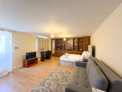 Bed, TV and multimedia, Photo of the whole room, Bedroom, wardrobe
