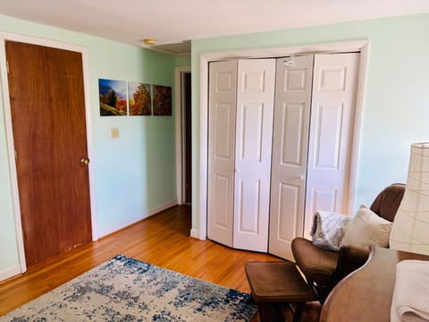 Private Green Cottage near downtown Apartment in Woodfin