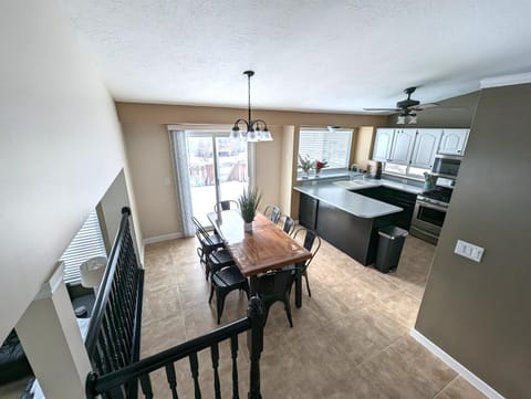 Kitchen or kitchenette, Dining area, dishwasher, oven, pet friendly, stove