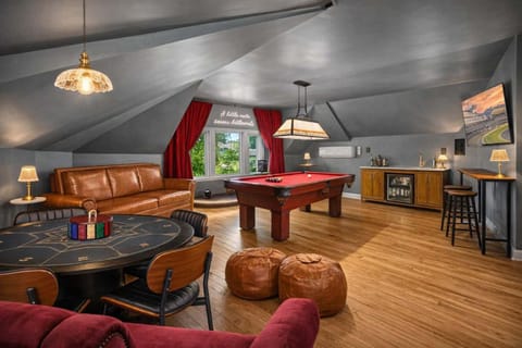 Gatsby Estate Luxe 7BR Retreat with Game Room House in Louisville