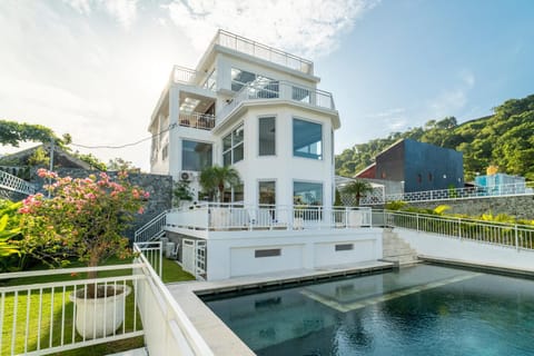 Property building, Day, Garden, Garden view, Pool view, Swimming pool, sunbed, towels
