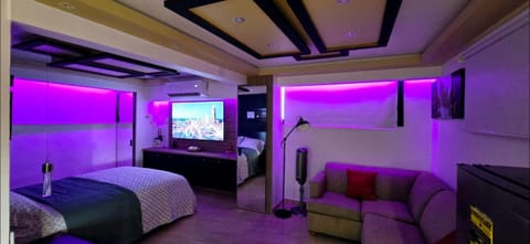 Bed, TV and multimedia, Bedroom