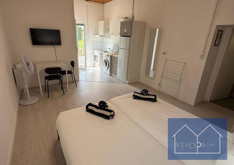 Bed, TV and multimedia, Kitchen or kitchenette, Photo of the whole room, Dining area, Bedroom, towels