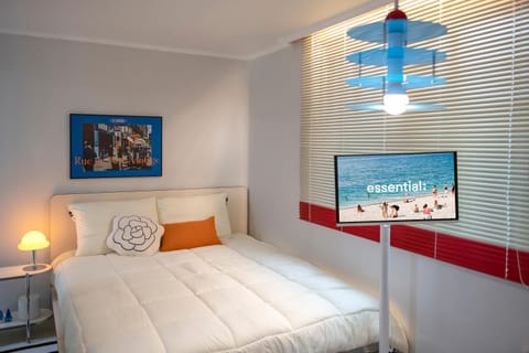 Bed, TV and multimedia, Bedroom