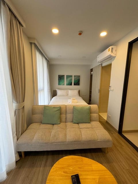 Bed, Living room, Photo of the whole room, Seating area, Bedroom