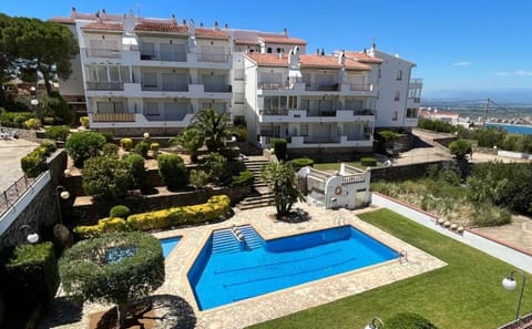 Property building, Day, Natural landscape, Garden, City view, Garden view, Pool view, Sea view, Swimming pool, sunbed