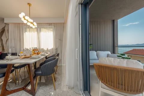 Seating area, Dining area