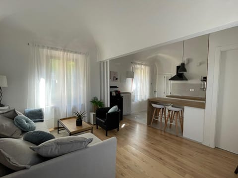 TV and multimedia, Kitchen or kitchenette, Living room, Seating area