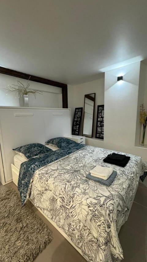 Bed, Photo of the whole room, Bedroom, towels