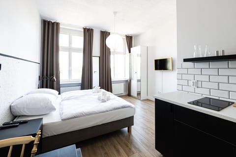 Bed, TV and multimedia, Kitchen or kitchenette, Photo of the whole room, Bedroom