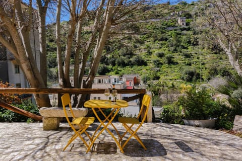 Patio, Spring, Day, Natural landscape, Garden, Dining area, Garden view, Mountain view