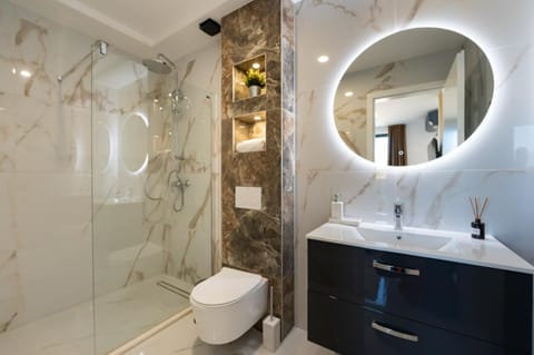 Toilet, Bathroom, towels