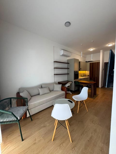 TV and multimedia, Kitchen or kitchenette, Living room, Seating area, Dining area
