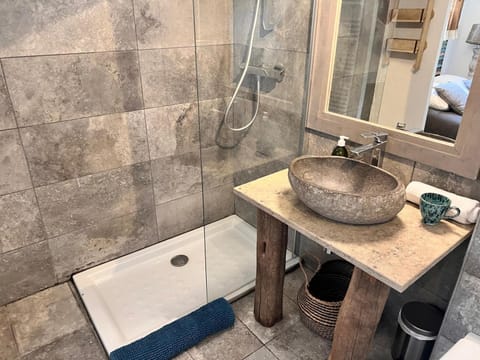 Shower, Bathroom, towels