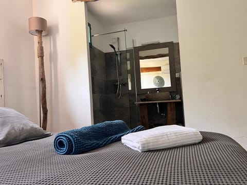 Bed, Bathroom, Photo of the whole room, Bedroom, towels