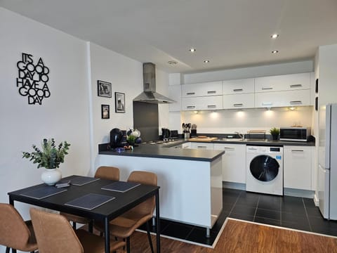TownStay- Modern 2 bedroom apartment with en-suite Apartment in Northampton