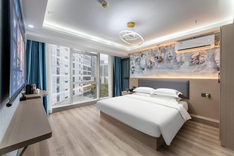 Bed, TV and multimedia, Photo of the whole room, Bedroom