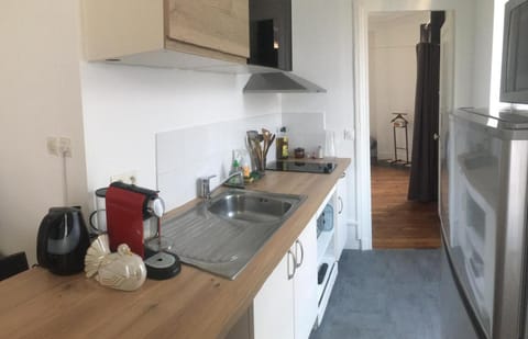 Coffee/tea facilities, Kitchen or kitchenette, stove, toaster