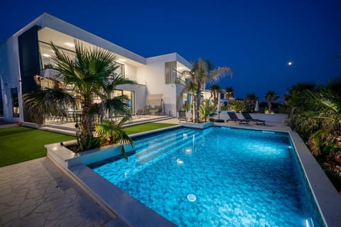 Property building, Garden view, Pool view, Swimming pool