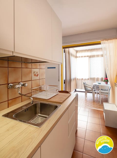 Kitchen or kitchenette, Dining area, stove