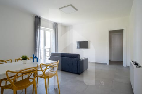 Communal lounge/ TV room, TV and multimedia, Living room, Seating area, Dining area, Evening entertainment