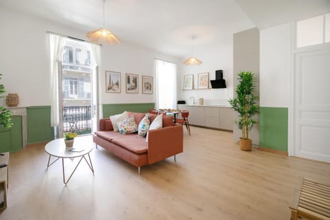 TV and multimedia, Kitchen or kitchenette, Living room, Seating area, Dining area