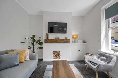 Communal lounge/ TV room, TV and multimedia, Living room, Seating area, Evening entertainment