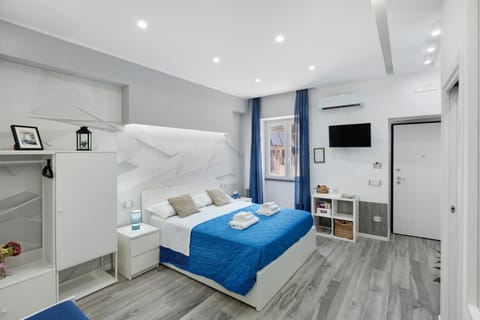 Bed, TV and multimedia, Photo of the whole room, Bedroom, locker, wardrobe, air conditioner