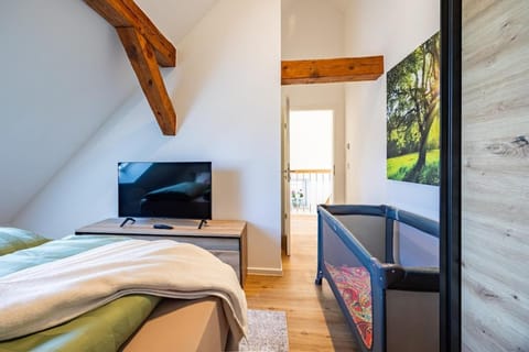 Bed, TV and multimedia, Photo of the whole room, Evening entertainment, Bedroom, cot