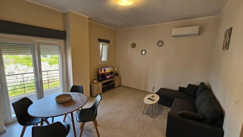 TV and multimedia, Living room, Seating area, Dining area, air conditioner