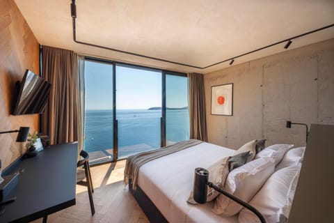 Bed, Natural landscape, TV and multimedia, View (from property/room), Living room