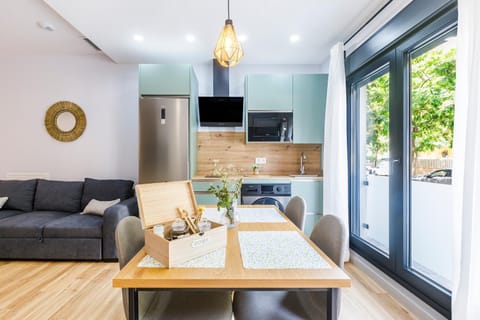 Kitchen or kitchenette, Dining area