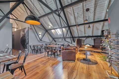 TV and multimedia, Living room, Food and drinks, Seating area, Food